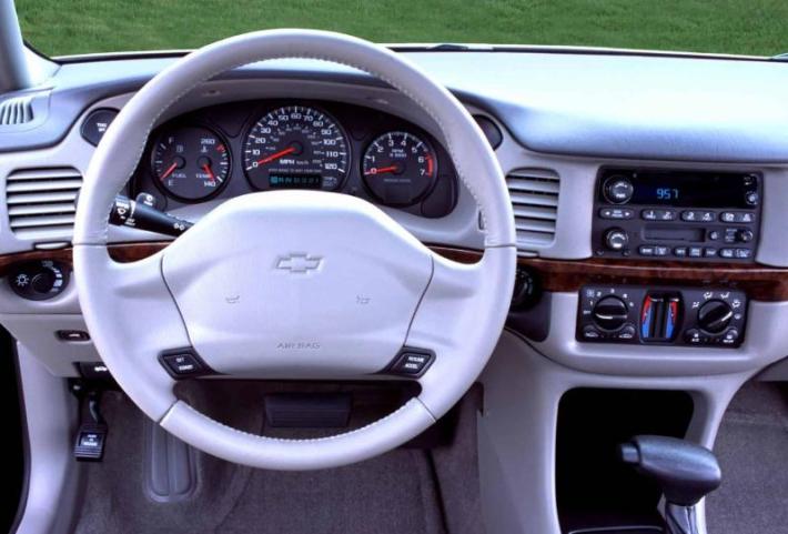 Интерьер Chevrolet Impala 2004