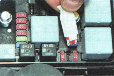 6. Fogja meg a biztosítékot csipesszel...