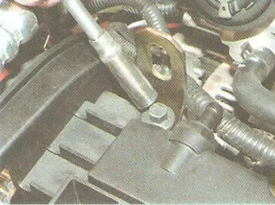 5. Deconectați furtunurile sistemului de ventilație a carterului motorului de la capacul chiulasei…