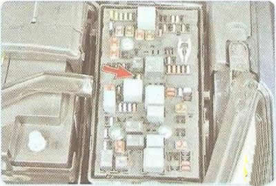 4. Снимите крышку монтажного блока предохранителей и реле, расположенного в подкапотном…
