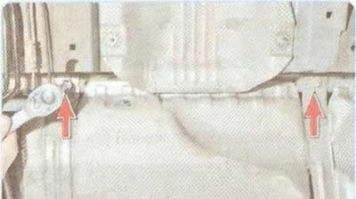 2. Отсоедините провод от клеммы «минус» аккумуляторной батареи.