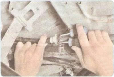 Примечание: Для наглядности работа показана со снятым дополнительным глушителем.