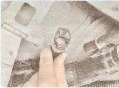 4. Поддев отверткой пластиковые фиксаторы...