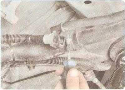 5. ...отсоедините от топливопровода шланг вентиляции топливного бака.