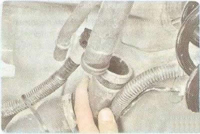 6. Ослабьте хомут крепления шланга наливной трубы...