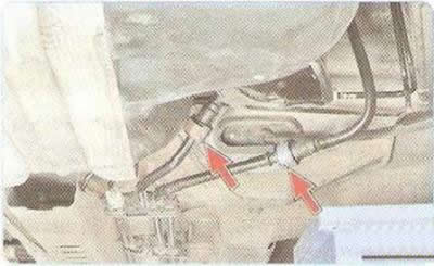 8. Установите под топливный бак опору.