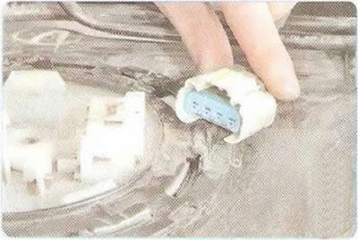 10. Опустите топливный бак, чтобы был доступ к колодке жгута проводов топливного модуля.