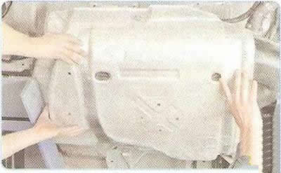 12. Снимите дополнительный глушитель, так как он расположен под топливным баком и мешает его снятию.