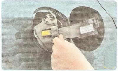 2. Отсоедините шланги наливной трубы и вентиляции от патрубков топливною бака (см. пп. 4-7 выше в…