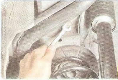 4. Выверните болт крепления наливной трубы к боковине кузова...