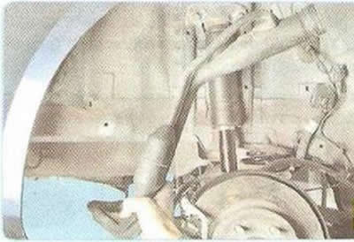 5. ...и болт крепления нижнего кронштейна наливной трубы к кузову.