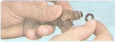 6. Извлеките хвостовик форсунки из отверстия рампы. Аналогично снимите остальные форсунки.