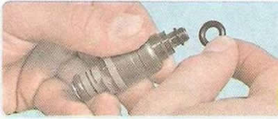 7. При каждом снятии форсунок обязатель но заменяйте на всех форсунках уплотнительные кольца со…