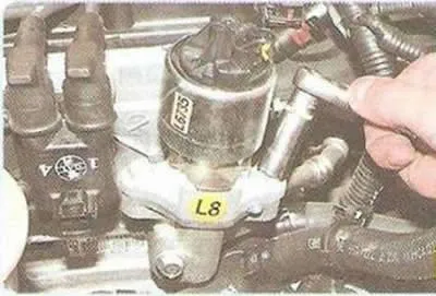 4. ...și deconectați conectorul cablajului motorului de la conectorul supapei de recirculare.