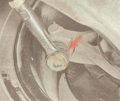 Если вы обнаружите стуки и заедания, отсоедините рулевые тяги от поворотных кулаков и повторите…