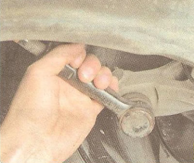 2. Резко поворачивая рулевое колесо в обоих направлениях (это должен делать помощник), проверьте…