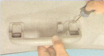 1. Откиньте поручень вниз.