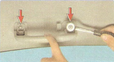 3. ...и извлеките декоративные заглушки болтов крепления поручня.