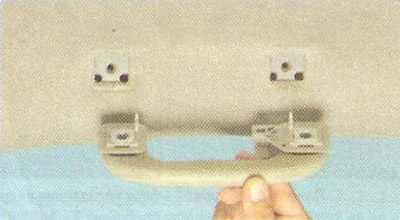 4. Выверните два болта крепления поручня к кузову...