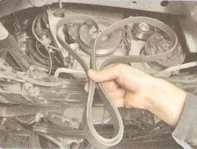 5. Odstráňte pravý kryt motora (pozri «Demontáž a montáž blatníkov motora»).