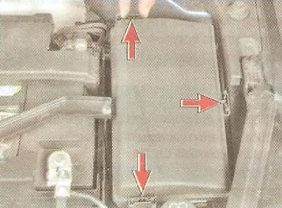 Notă: Cutia de siguranțe are o diagramă a locațiilor siguranțelor în interior.