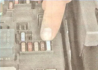 8. ...și trageți-l din conector.