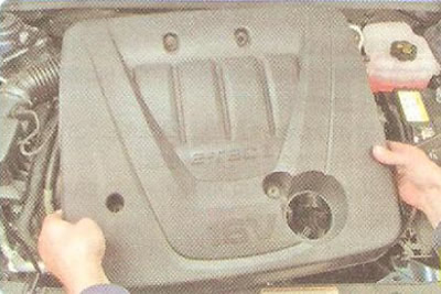 1. Deconectați firul de la borna negativă a bateriei.