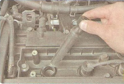 2. Scoateți capacul decorativ al motorului (vezi «Demontare și instalare capacului decorativ al…