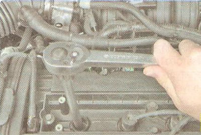 3. Scoateți vârfurile firelor de înaltă tensiune din bujii.