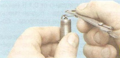 Notă: Inspectați bujia și evaluați starea acesteia după aspect (vezi «Diagnosticarea stării…