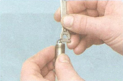 6. Folosiți un ecartament rotund pentru a verifica distanța dintre electrozii bujiilor. Ar trebui…