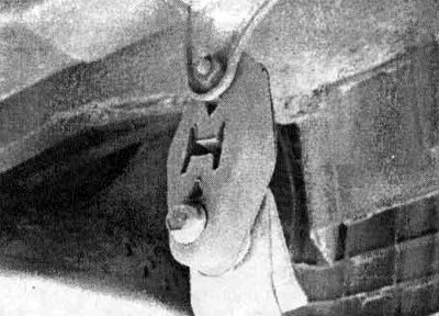 15.2. Проверьте резиновые крепления выпускной системы на наличие трещин и повреждений