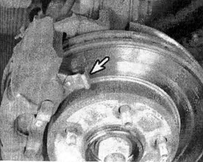 17.3. При износе колодки индикатор износа тормозов (указан стрелкой) придет в контакт с дисками и…