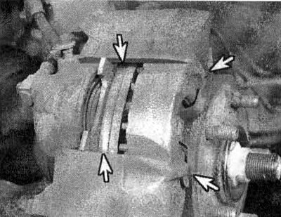 17.5. Посмотрите через отверстия в передней части суппорта, чтобы проверить состояние тормозных…