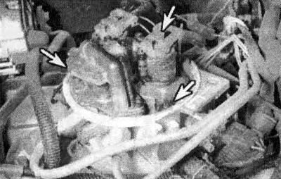 20.4. Matice na troch čapoch s hlavami Torx (označené šípkami) držte škrtiacu klapku na mieste…