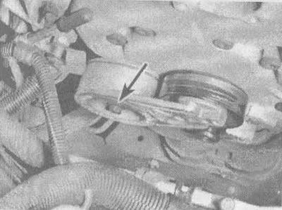 13.5. Натяжной механизм поликлинового ремня крепится к крышке цепи привода газораспределительного…