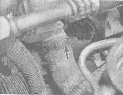 13.12. Ослабив показанный стрелкой хомут, отсоедините шланг радиатора от патрубка насоса…