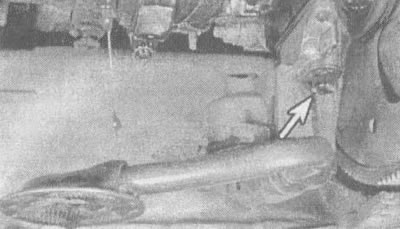 16.2. Umiestnenie montážnej skrutky olejového čerpadla (označené šípkou)