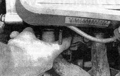 3.6. Держите палец над отверстием свечи зажигания до тех пор, пока не почувствуете, что оттуда…