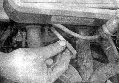 3.8. Вставьте пластмассовую ручку в отверстие свечи зажигания, чтобы обнаруживать перемещение поршня