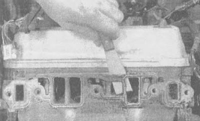 7.15. Удалите все остатки материала прокладки, но будьте осторожны, чтобы не поцарапать сопрягаемые…