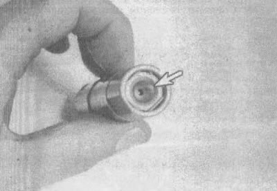 8.11а. На врху сваке потисне шипке, проверите да ли седиште потисне шипке (стрелица) има знакова…
