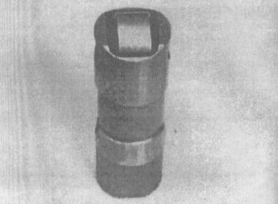 8.11б. Ваљак треба слободно да се окреће. Такође проверите да ли је истрошен или има прекомерни луфт