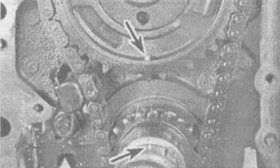 16.3. Метки установки зажигания (показаны стрелками) на звездочках коленчатого и распределительного…