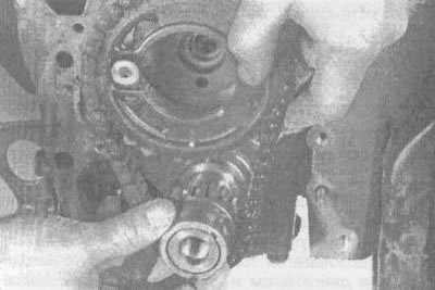 16.6. Сместите цепь и звездочки в сборе