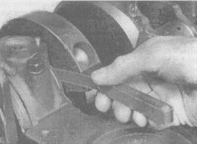 14.3. Проверка осевого зазора коленчатого вала с помощью щупа