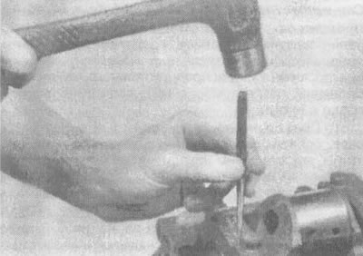 14.4а. Используя кернер или специальный штамп, нанесите метки на крышки коренных подшипников для…