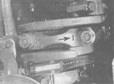 14.4б. Стрелка на крышке коренного подшипника направлена к передней части двигателя