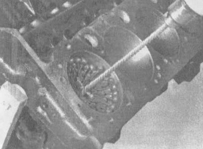 17.3а. Если прежде вы никогда не занимались хонингованием цилиндров, предпочтительнее использовать…