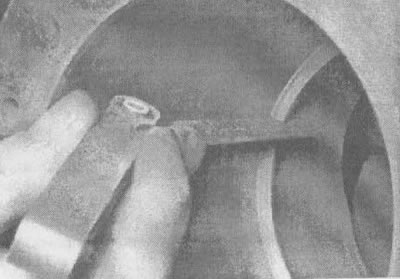 22.4. Po vložení krúžku do valca zmerajte medzeru medzi koncami krúžku pomocou spárovej mierky